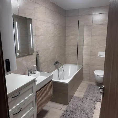 Leona Apartment *