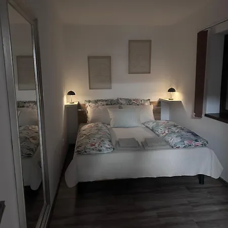 Leona Apartment *