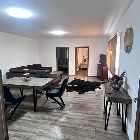 Leona Apartment